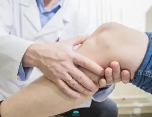Tratamento de Fisiatria no joelho de um paciente