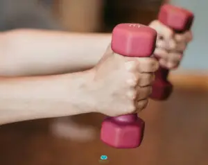 Exercício físico para membros superiores com pesos cor de rosa