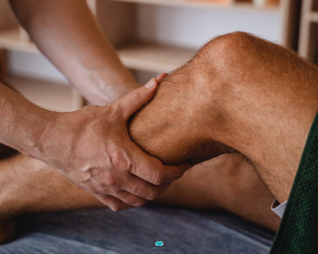 Massagem desportiva num membro inferior de um atleta