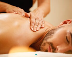 Massagem de Relaxamento nas costas de paciente masculino